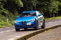 「ステルヴィオ」の足まわりは総アルミ製。サスペンション形式は、フロントがダブルウイッシュボーン式でリアがマルチリンク式。