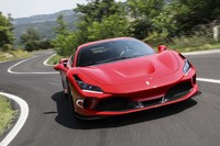 「F8トリブート」の乾燥重量は1330kgと公表される。先代モデルにあたる「488GTB」比で40kg軽い仕上がりとなっている。