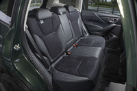 ボディーのサイズアップに伴い、大幅に居住性が改善されたリアシート。6：4分割のワンタッチ可倒機構や、背もたれのリクライニング調整機構が備わる。