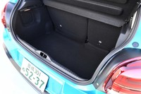 5人乗車時のラゲッジルーム。開口部手前のリムがやや高いのは、荷物の積み下ろしの際に気になるところ。