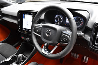 「XC40 T5 AWD R-DESIGN ファーストエディション」の本革巻きステアリングホイール。シフトパドルが備わる。