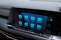 ダッシュボードに備わるインフォテインメントシステムの10インチモニター。空調の操作やオーディオの音量調整などは、モニター下に備わるタッチ式のスライダーで行う。