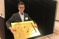 江藤漆美術工芸の江藤雄造さん。中学生の頃から親元で修業し、蒔絵を学ぶ。大のクルマ好きで、車高調整やボディーのFRP加工なども自ら行う。