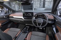 ブラウンのレザレットを多用したキャビンは、これまでのフォルクスワーゲン車よりも格段に明るい雰囲気だ。シルバーのアクセントもよく効いている。