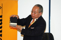 コンチネンタルタイヤ・ジャパンで営業部長を務める高橋徹雄氏。「バイキングコンタクト7」の商品特徴や、投入されている技術を説明した。