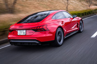 「RS e-tron GT」の一充電航続距離は最大534km（WLTCモード）となる。参考までに同じDNAをもつ「ポルシェ・タイカン」の満充電からの航続可能距離は「4S」が407km、「ターボ」が450km、「ターボS」が412kmと発表されている。