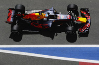 シーズン序盤にメルセデス、フェラーリから後れを取ったレッドブル。パワー不足を補うべく、スペインでは空力パッケージを見直してきた。ダニエル・リカルド（写真）は予選6位、レースでは上位の脱落もあり今季初表彰台となる3位でゴール。予選でのタイム差は縮めてきたが、レースでは1分以上も遅れてしまった。まだ2強と肩を並べるまでには至っていない。（Photo=Red Bull Racing）