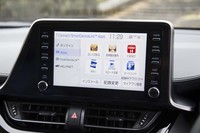 マイナーチェンジを機に、「C-HR」は全車、ディスプレイオーディオと車載通信機（DCM）を装備。さまざまな通信サービスが利用できるようになった。