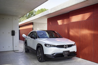 マツダは2025年3月31日をもって、同社初の量産電気自動車「MX-30 EVモデル」の生産を終了した。現在MX-30はPHEVの「ロータリーEV」と、マツダが「e-SKYACTIV G 2.0」と呼ぶマイルドハイブリッドシステムを搭載するガソリン車の2種類のみがラインナップされる。