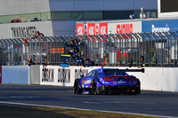 No.100 RAYBRIG NSX-GTをチームのスタッフが迎える。山本尚貴はスーパーフォーミュラの2018年チャンピオンとあわせて、ダブルタイトルを獲得した。