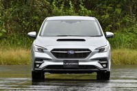 新型「レヴォーグ」の全長は、先代に比べ65mm増しの4755mm。しかし、国内ユーザーの使用環境に配慮して、全幅は1800mm以下（1795mm）に、全高は1500mmに抑えられた。