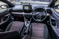 上下2段に分かれたデザインのインストゥルメントパネルにはソフトパッドが貼られる。メーターは双眼鏡をモチーフとした形状で、表示部には液晶パネルが用いられている。