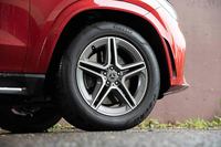 「AMGライン」を選択するとホイールが20インチにサイズアップされるほか、ホイールアーチが装着されるため、全幅が1950mmから2020mmに拡幅される。