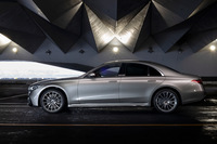 全長×全幅×全高＝5210×1930×1505mmと、標準ボディーでも堂々としたサイズを誇る新型「Sクラス」。シンプルなその意匠は、「Sensual Purity（官能的純粋）」と呼ばれるデザインコンセプトにのっとったものだ。