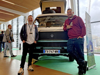 各国でノマドライフを送る人々を追ったドキュメンタリー映画で、その名も『バンライフ』を制作したロラン氏＆フロリアン氏。