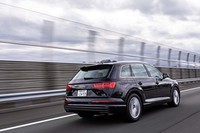 オプションの「オールホイールステアリング」を装備した試乗車。高速では同位相に後輪が操舵され、キレのいいハンドリングをみせる。