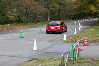 走ってみれば違いは歴然。実効空力が取り入れられたリアウイングを装着すると、重心が下がったかのようなドライブフィールを体験できた。