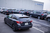 試乗車のボディーカラーは「マグネタイトグレー・メタリック」と呼ばれる新色。写真は試乗の途中で立ち寄った神奈川・川崎にあるスバルの東扇島物流センターで、輸出を待つ米国仕様車両とともに撮影した。