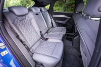 「Q5スポーツバック ファーストエディション」のリアシート。フロントシートと同じく、質感の高いファインナッパレザーが採用されている。座面から天井までの高さは「Q5」よりも16mm低い、982mmという設定。