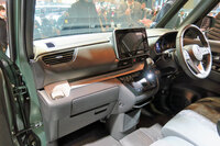 ユーティリティーが第一の軽乗用車らしく、車内の収納スペースは充実している。