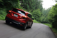 テスト車にはチタン製のスポーツサイレンサーや車高が25mmダウンするスポーツサスペンションなど、走りに関するパーツも数多く組み込まれていた。