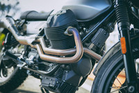 最高出力52PS、最大トルク60N・mを発生するV型2気筒OHVエンジン。このブランドでは、すべてのモデルに縦置きVツインとシャフトドライブ式のドライブトレインが採用されている。