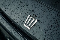 ボンネットの先端にトヨタのエンブレムはなく、王冠バッジが貼られる