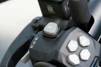 左のスイッチボックスに備わる、電動リバースギアのスイッチ。バイクがモーターの力でバックしてくれる便利機能だが、「CE 02」は小柄で車重も軽いので、「CE 04」のときほど重宝はしなかった。