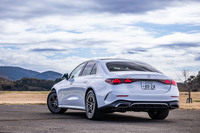 「E220dアバンギャルド」のボディーサイズは全長×全幅×全高＝4960×1880×1470mmで、ホイールベースは2960mm。ホイールベースは従来型よりも20mm長い設定になっている。