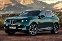 一方の新型「X5」は……緑の背景に緑のボディーという分かりづらい写真で恐縮だが……写真右奥のボディーの縁を見ると、高い位置にあるテールランプの角が盛大に張り出しており、そのままストンとシルエットが下へ落ちている。