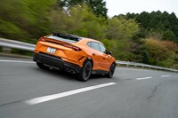 「ウルス」としては初めて足まわりにコイルスプリングを採用。減衰力は可変式。