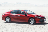 トヨタが新型「カムリ」日本仕様の内外装を初公開