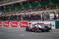 現役最後のルマンで有終の美を飾ったNo.8 トヨタTS050ハイブリッドを、チーム関係者が迎える。