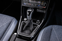 シフトセレクターはマニュアルモード付きのオーソドックスなレバー式。ギアの選択・切り替えは、ステアリングホイールに備わるシフトパドルでも行える。