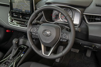 ステアリングスポークのスイッチを押して「オペレーター」と語りかけると、24時間対応のコールセンターにつながる。実際の会話によって、レストランの場所を調べてナビの目的地に設定してもらったり、おすすめのドライブスポットを教えてもらったりできる。