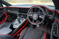 内装デザインはおおむね先代モデルを踏襲。カラースプリットが9タイプ、メインハイドが22タイプ、セカンダリーハイドが11タイプ、ウッドパネルがステッチがパイピングが……という具合に組み合わせの総数は数え切れない。