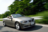 筆者にとって初めてのBMW車となる「335iカブリオレ」。（写真＝池之平昌信）