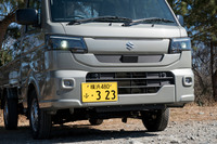 2025年12月の大幅改良では、LEDヘッドランプを標準で装備するとともに、フロントマスクを刷新。予防安全装備が最新のものにアップデートされ、液晶メーターや助手席カップホルダーを採用するなど、機能・装備も強化された。