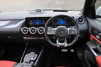 「GLA45 S」では、グリップ性のよさを重視した複雑なリム形状が特徴の「AMGパフォーマンスステアリング」が標準装備となる。