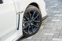 タイヤサイズはグレードによって異なり、「2.0GT EyeSight」では225/45R18、今回試乗した「2.0GT-S EyeSight」では245/40R18となっている。