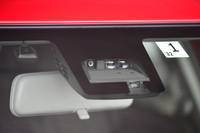 「セーフティパッケージ」装着車には、歩行者検知まで行う自動緊急ブレーキや、アダプティブクルーズコントロールなどの運転支援システムが備わる。