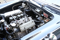 生産台数は1000台ほどで、残存車両はごく少ない「S500」のエンジンルーム。圧縮比9.5、4基のCV型キャブレターを備えて531cc直4 DOHCから最高出力44PS/8000rpmを発生、4段MTを介して最高速130km/hまで引っ張ると公表された。