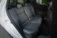 後部座席は3人乗車が可能。天井は低いが、身長170cmの筆者が楽に過ごせるだけの高さは確保される。