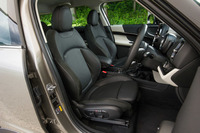 シート表皮はクロスが標準。テスト車にはオプションで用意される、パンチング加工の施されたレザー表皮のスポーツシートが装備されていた。