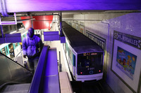 パリ地下鉄12号線ポルト・ド・ヴェルサイユ駅にて。