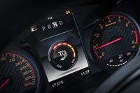 360km/hまで刻まれたスピードメーター（左）。タコメーター（右）のレッドゾーンは7000rpmから。