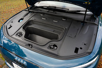 フロントにも容量27リッターの収納スペースが備わっている。