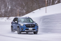 悪路走破性を高める「X-MODE」を「SNOW・DIRT」に入れ、圧雪のワインディングロードを走行。前後の駆動力配分を可変制御する「フォレスター」の「アクティブトルクスプリットAWD」によって安定した走りが味わえた。