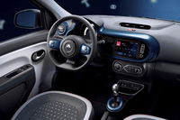 ダッシュボードとエアコンベゼルにはブルーのトリムがあしらわれている（日本仕様は右ハンドル）。