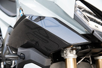 豊富に用意されたオプションも「S1000XR」の魅力。試乗車には各所にMパフォーマンスのカーボンパーツが装着されていた。